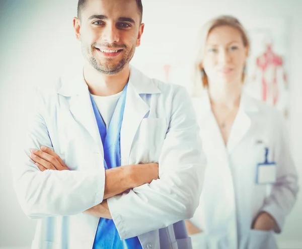 Jovens e confiantes médicos retrato em pé no consultório médico — Fotografia de Stock