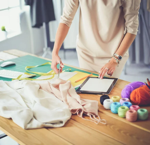 Fashion designer vrouw werkt aan haar ontwerpen in de studio. — Stockfoto