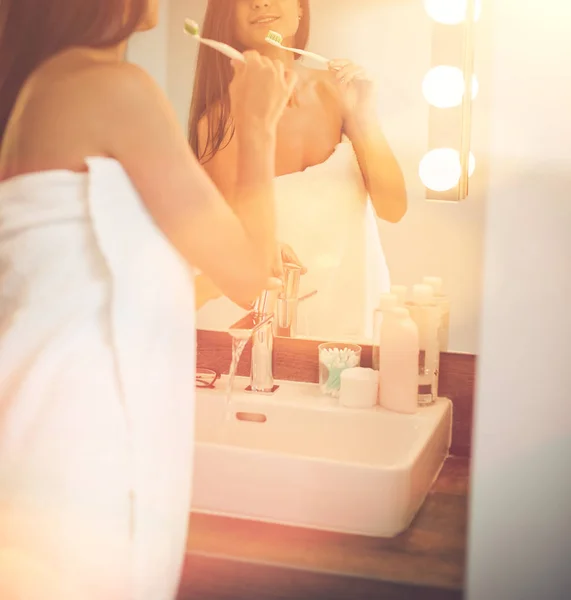 Portrait d'une jeune fille qui nettoie ses dents — Photo