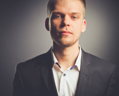 Ayakta, gri arka plan üzerinde izole delikanlı. Genç erkekler