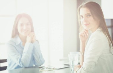 Ofisteki iki bayan meslektaşım masada oturuyor.