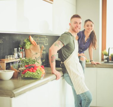 Güzel genç çift evde mutfakta eğleniyor.