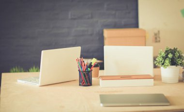 Ofis işyeri dizüstü bilgisayar ile ve ahşap masa.