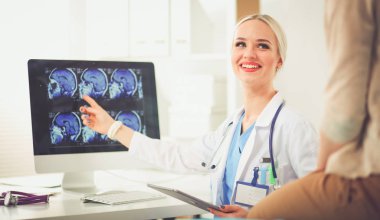 Doktor ve hasta masada otururken bir şey tartışıyorlar. Tıp ve sağlık hizmetleri kavramı. Doktor ve hasta.