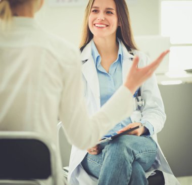 Doktor ve hasta masada otururken bir şey tartışıyorlar. İlaç ve sağlık hizmetleri kavramı