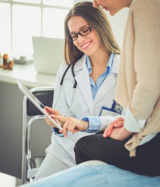 Doktor ve hasta masada otururken bir şey tartışıyorlar. İlaç ve sağlık hizmetleri kavramı