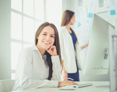 Ofiste dizüstü bilgisayarda çalışan çekici kadın. İş adamları