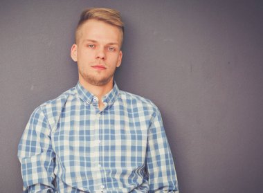 Ayakta, gri arka plan üzerinde izole delikanlı. Genç erkekler