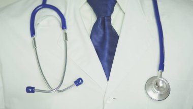 Ofiste steteskoplu bir tıp doktoru var.