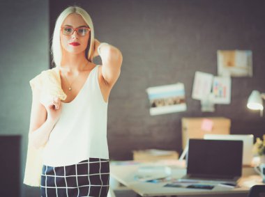 Moda tasarımcıları studio çalışma