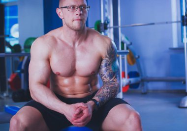 Spor salonunda egzersiz eğitim genç adam. Genç adam