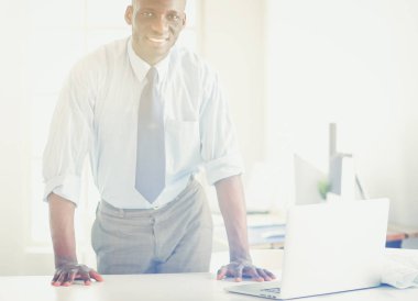 Ofiste duran yakışıklı bir zenci işadamının portresi.