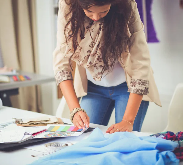 Młoda projektantka mody pracująca w studio. — Zdjęcie stockowe