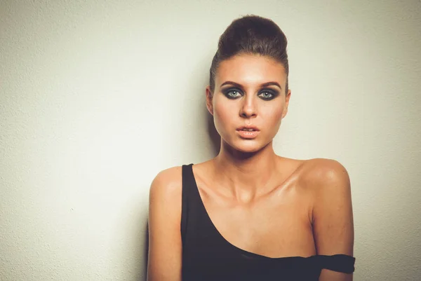 Retrato de una hermosa mujer con collar, aislado sobre fondo blanco. Retrato de una mujer hermosa. — Foto de Stock