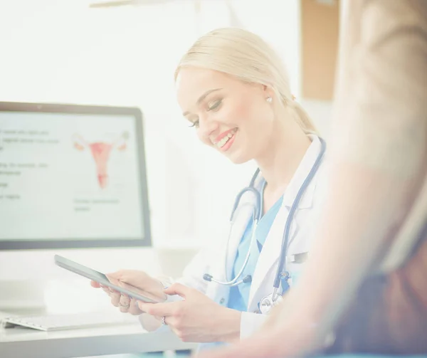 Doctor y paciente discutiendo algo mientras están sentados en la mesa. Concepto de medicina y salud. Médico y paciente — Foto de Stock