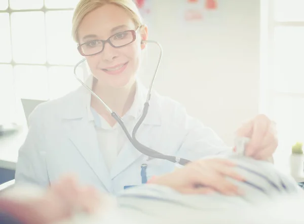 Dottore e paziente discutono di qualcosa mentre sono seduti al tavolo. Medicina e concetto di assistenza sanitaria — Foto Stock