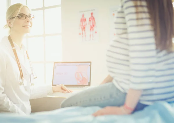 Mooie glimlachende zwangere vrouw met de arts in het ziekenhuis — Stockfoto