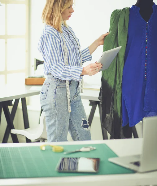 Stilista di moda che lavora sui suoi disegni in studio — Foto Stock