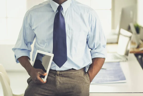 Retrato de un apuesto hombre de negocios negro de pie en el cargo — Foto de Stock