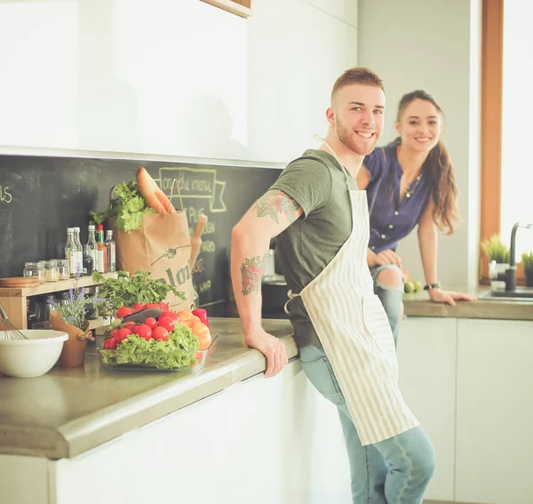 Güzel genç çift evde mutfakta eğleniyor. — Stok fotoğraf