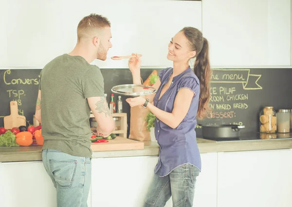 夫婦は自宅のキッチンで一緒に料理をする — ストック写真