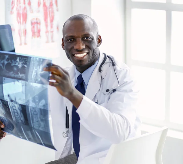 Portrait Young African Medical Doctor Holding Patients Ray — Stock Photo, Image