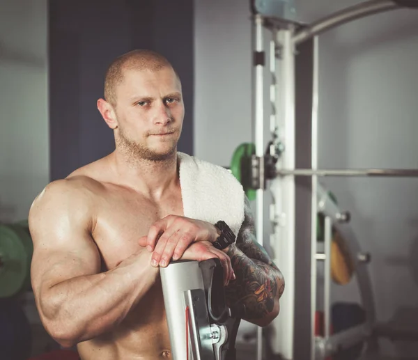 Hombre joven entrenando en el gimnasio con ejercicios. Joven. — Foto de Stock