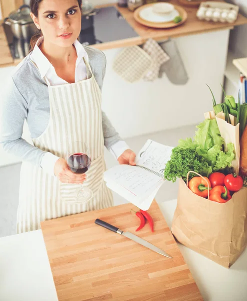 Mujer haciendo comida saludable de pie sonriendo en la cocina — Foto de Stock