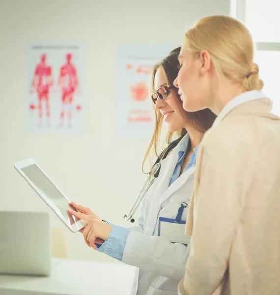 Doctor y paciente discutiendo algo mientras están sentados en la mesa. Concepto de medicina y salud —  Fotos de Stock