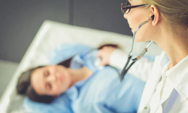 Doctor y paciente discutiendo algo mientras están sentados en la mesa. Concepto de medicina y salud — Foto de Stock