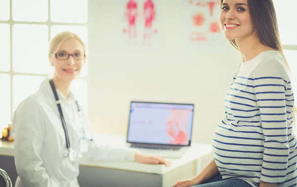 Hermosa mujer embarazada sonriente con el médico en el hospital — Foto de Stock