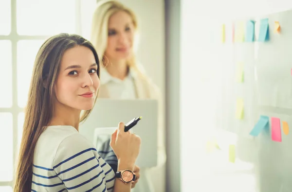 Schöne lächelnde Schwangere mit dem Arzt im Krankenhaus — Stockfoto