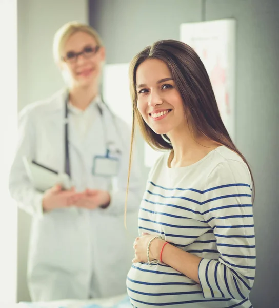 Vacker leende gravid kvinna med läkaren på sjukhuset — Stockfoto