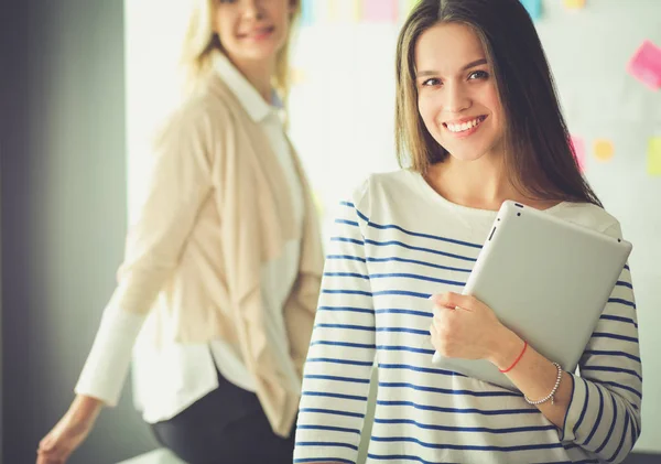 Beautiful smiling pregnant woman with the doctor at hospital — Stock Photo, Image