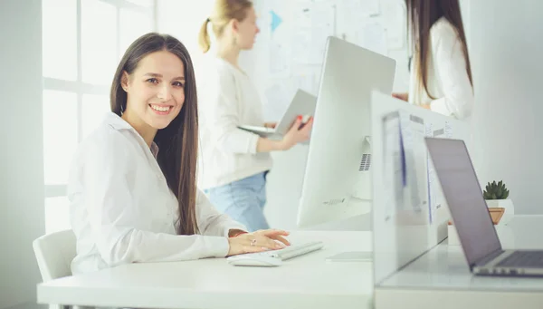 Mulher de negócios atraente trabalhando no laptop no escritório. Empresários — Fotografia de Stock