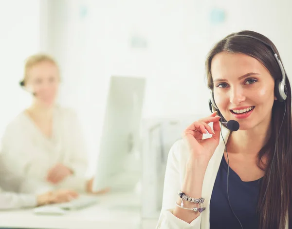 Lachende zakenvrouw of hulplijn operator met headset en computer op kantoor — Stockfoto