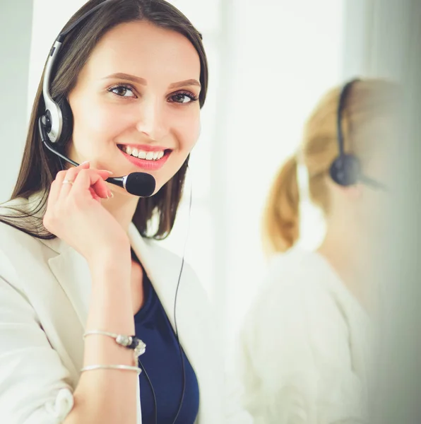 Uomo d'affari sorridente o operatore helpline con auricolare e computer in ufficio — Foto Stock