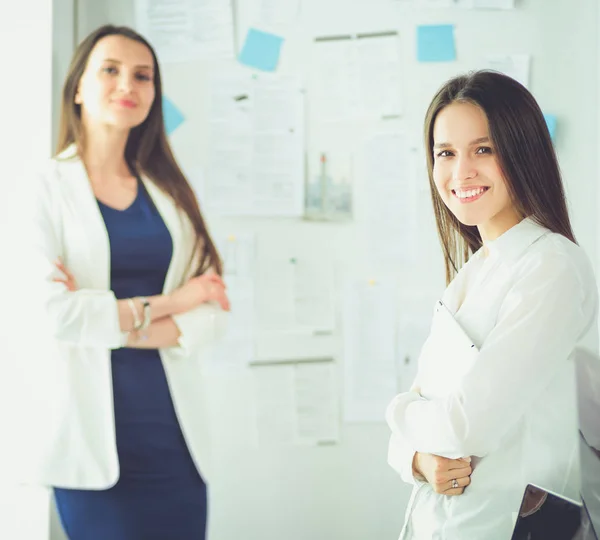 Attraktive Geschäftsfrau, die im Büro am Laptop arbeitet. Geschäftsleute — Stockfoto