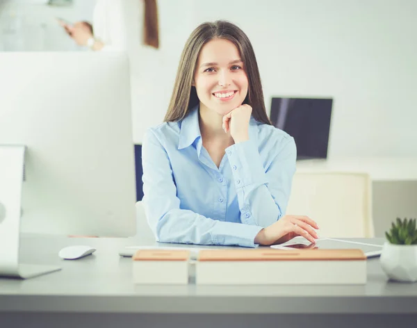 Donna d'affari attraente che lavora su computer portatile a ufficio. Uomini d'affari — Foto Stock