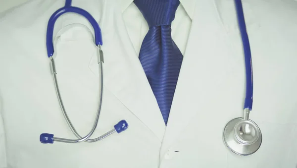 Medische arts met een stethoscoop in functie — Stockfoto