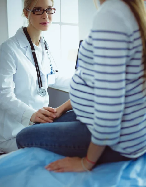 Mooie glimlachende zwangere vrouw met de arts in het ziekenhuis — Stockfoto