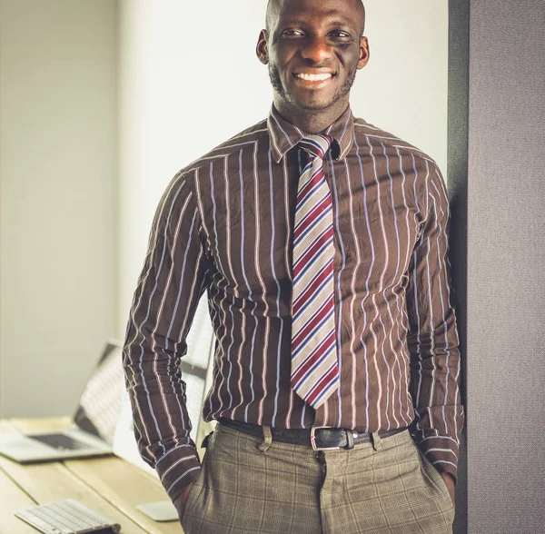 Retrato de un apuesto hombre de negocios negro de pie en el cargo —  Fotos de Stock