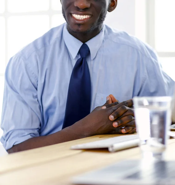 Stilig Afro amerikansk affärsman i klassisk kostym är att använda en laptop och leende medan arbetande i kontor — Stockfoto