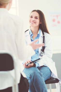 Doktor ve hasta masada otururken bir şey tartışıyorlar. İlaç ve sağlık hizmetleri kavramı