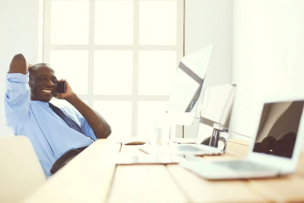 Homme d'affaires afro-américain sur casque de travail sur son ordinateur portable — Photo