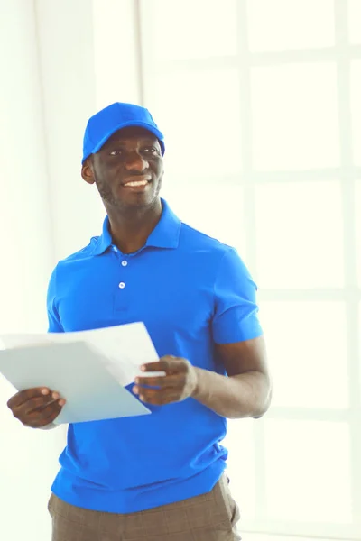 Retrato de un apuesto entregador feliz con carpeta —  Fotos de Stock