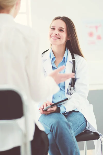 Médico e paciente discutindo algo enquanto se senta na mesa. Conceito de medicina e cuidados de saúde — Fotografia de Stock