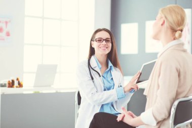 Doktor ve hasta masada otururken bir şey tartışıyorlar. İlaç ve sağlık hizmetleri kavramı