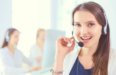 Ofiste dizüstü bilgisayarda çalışan çekici kadın. İş adamları