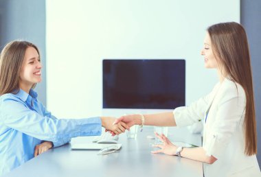 Ofisteki iki bayan meslektaşım masada oturuyor.